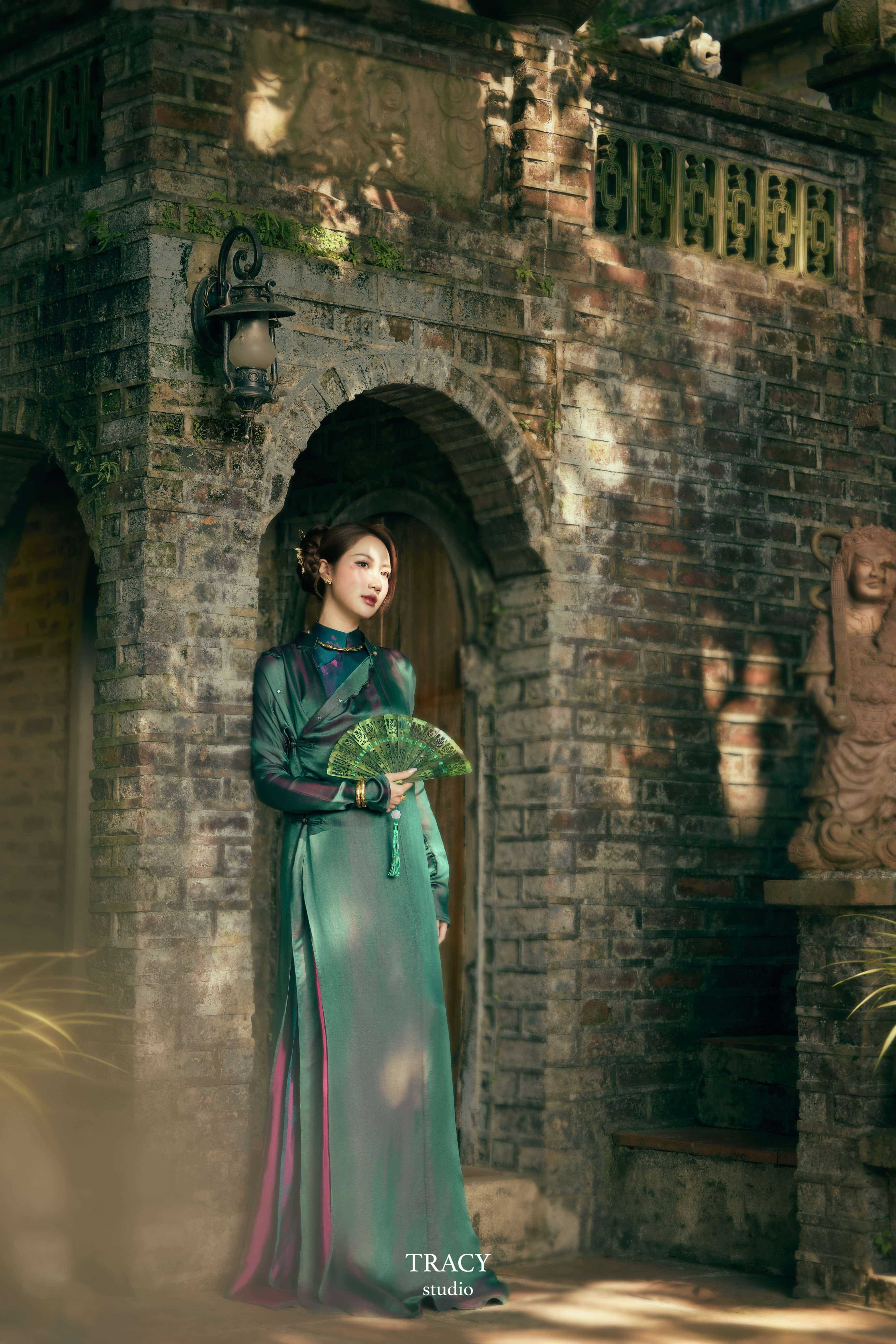 frontend/img/gallery/anh-tet-yem-ao-dai/tracy-studio-chup-concept-ao-dai-chi-mai (10).jpg